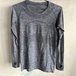 Lululemon Swiftly Tech in gray
